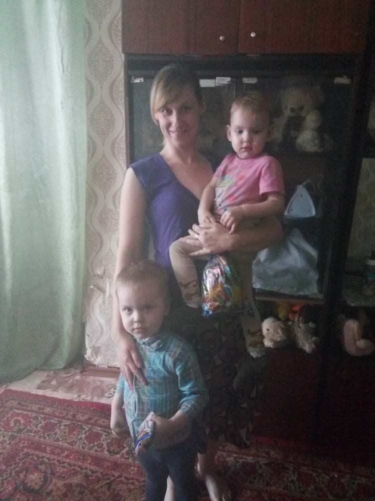 Мама Ольга и дети Анечка и Алеша